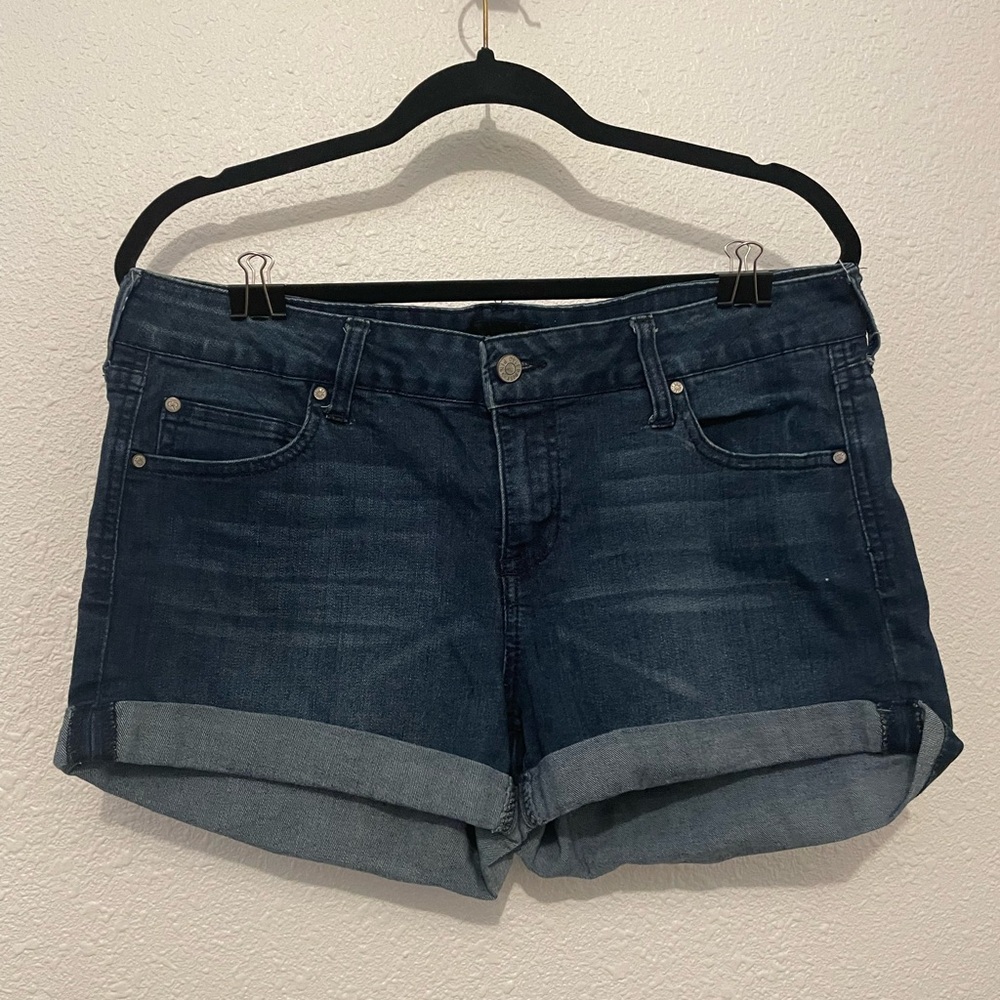 Celebrity Pink Roll Cuff Medium Wash Jean Shorts Cotton Blend Size 11/30